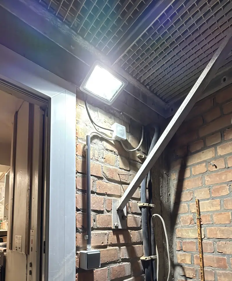 Buitenverlichting aan een gevel.