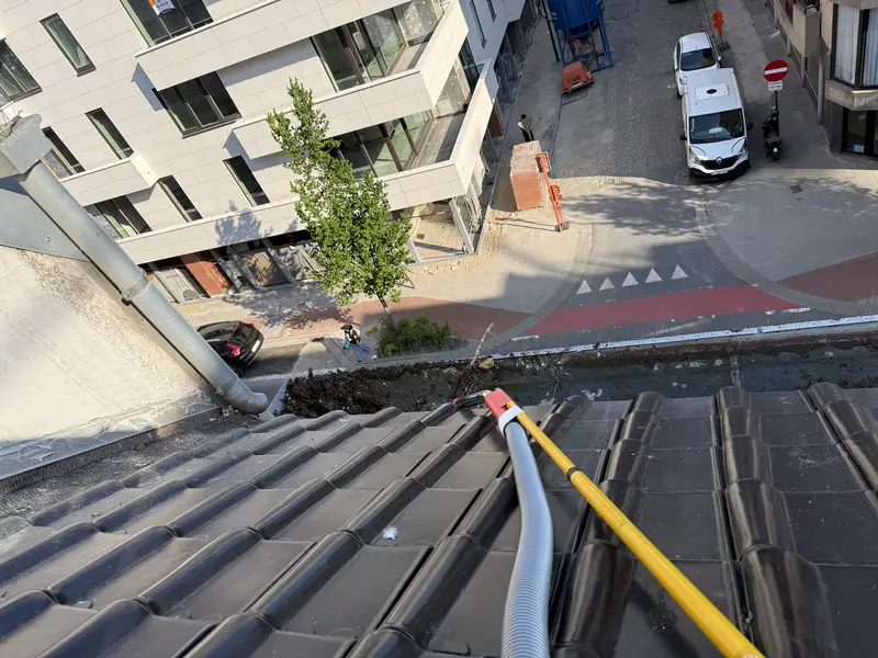 Dakgootreiniging van een appartementsgebouw, foto 4