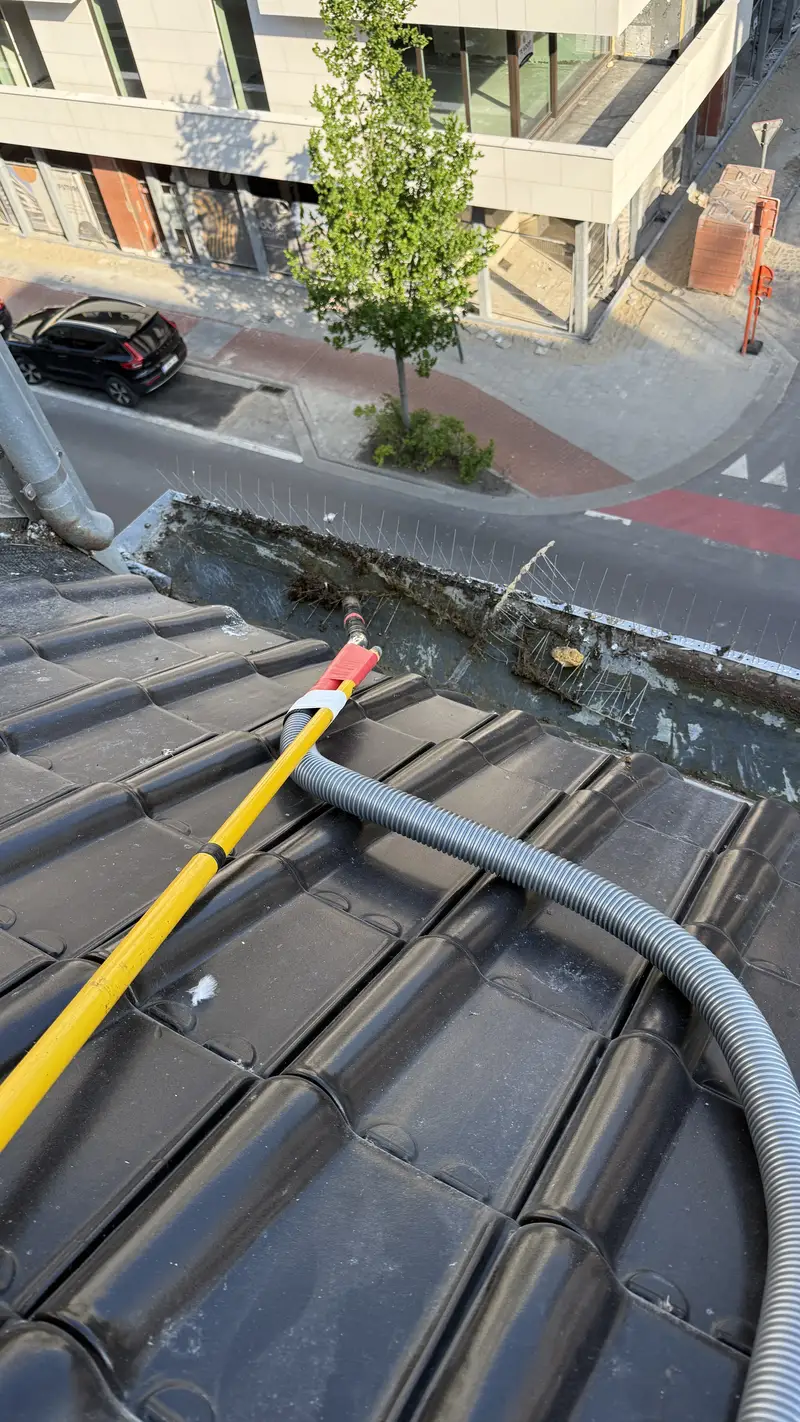 Dakgootreiniging van een appartementsgebouw, foto 5