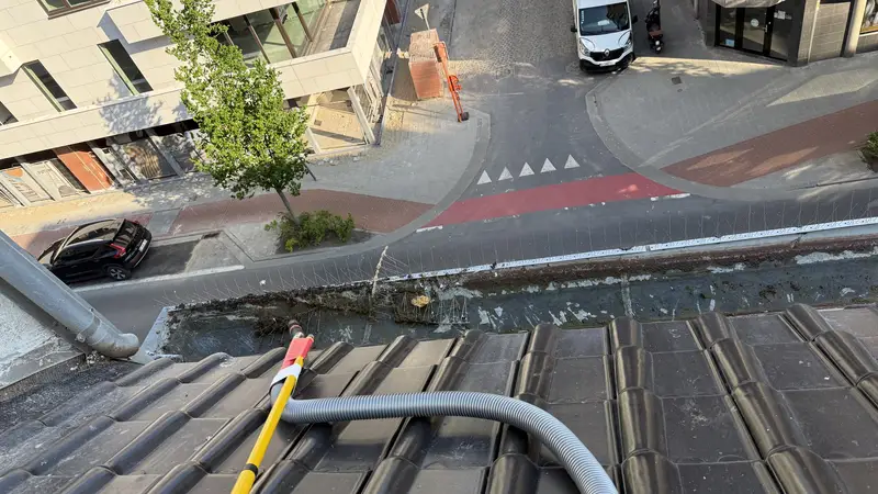 Dakgootreiniging van een appartementsgebouw, foto 6