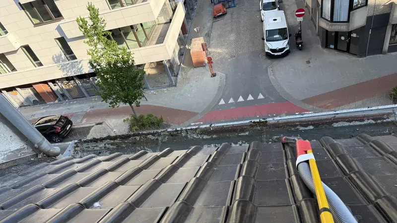 Dakgootreiniging van een appartementsgebouw, foto 7