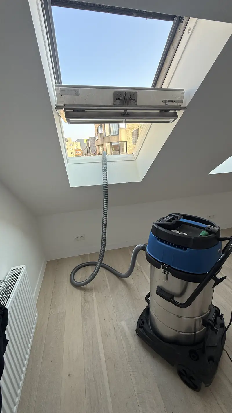 Dakgootreiniging van een appartementsgebouw, foto 8