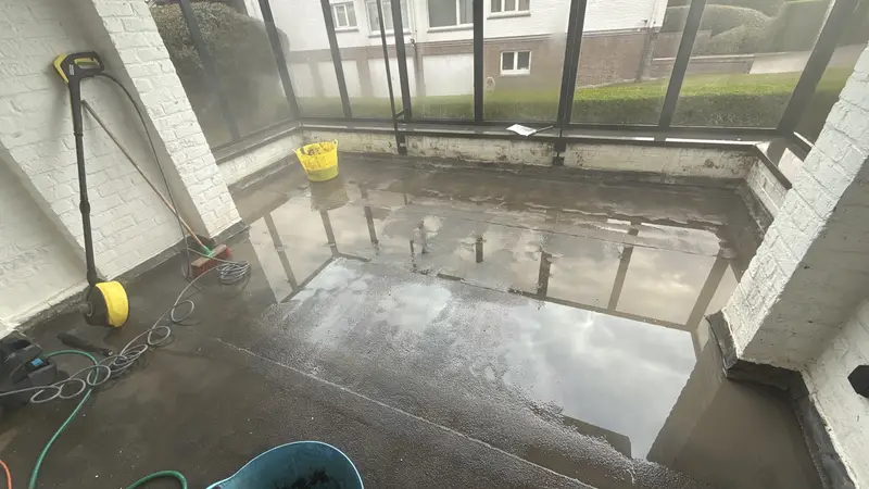 De ondergrond van een dakterras, gereinigd en klaargemaakt voor de nieuwe afwerking.