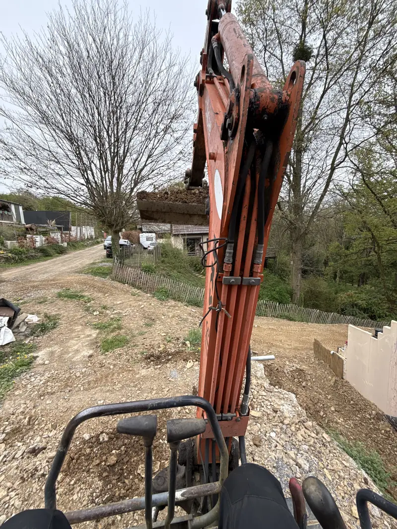 Grondwerken op een bouwterrein, met graafmachine en dumper.