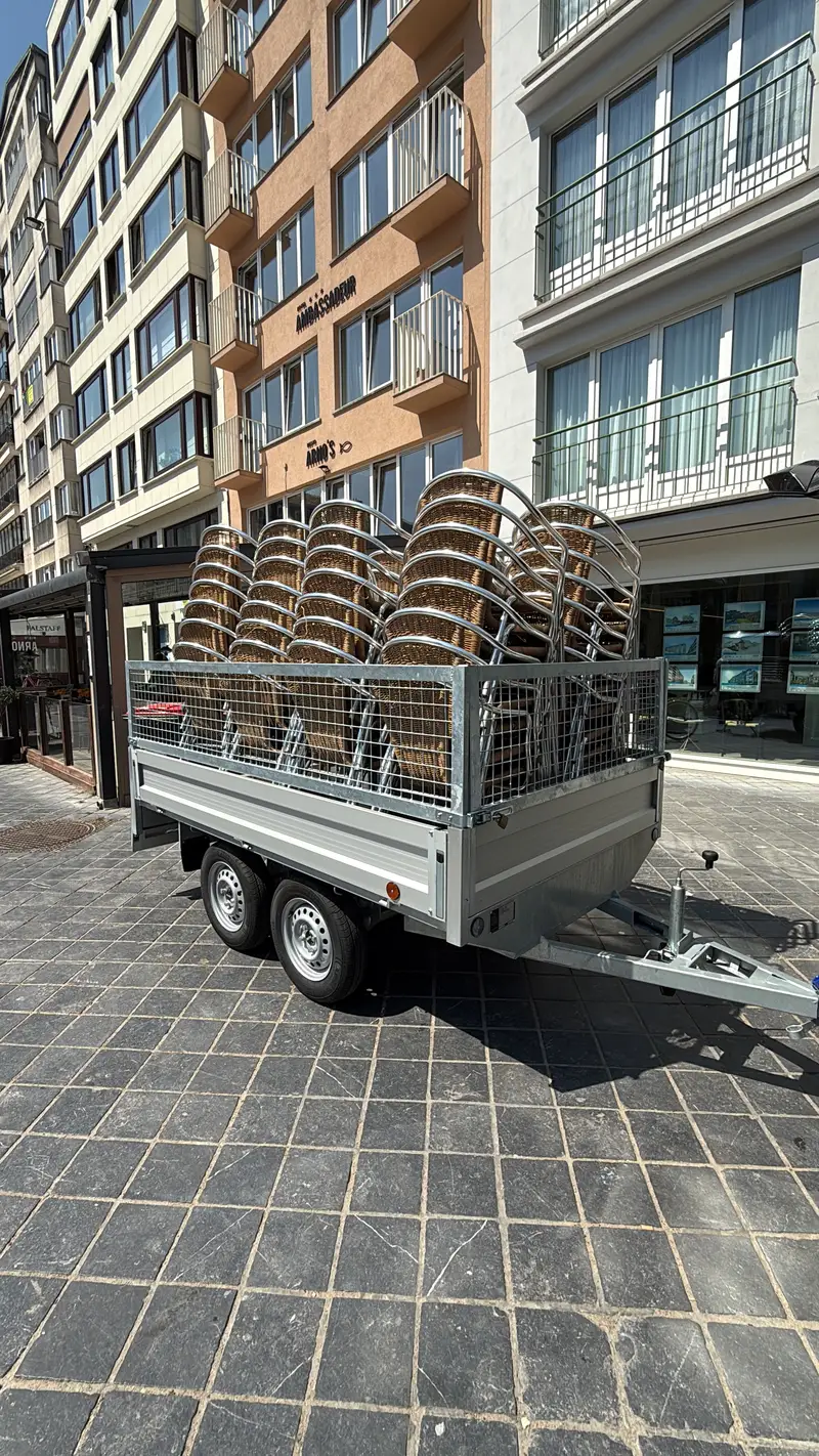 Terrasstoelen, opgehaald en afgevoerd.