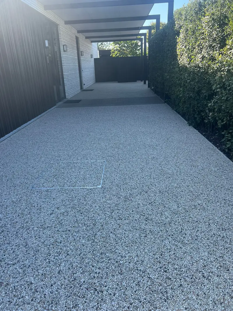 Oprit, terras en tuinpad vernieuwd, van onderbouw tot afwerking.