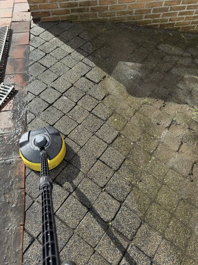 Reiniging van de oprit naar een garage.