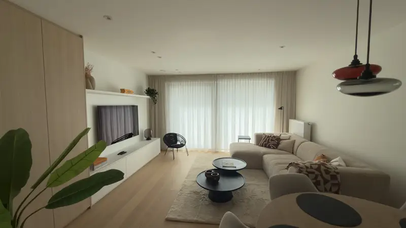 Gordijnen, vouwgordijnen en jaloezieën, geplaatst in samenwerking met een partner.