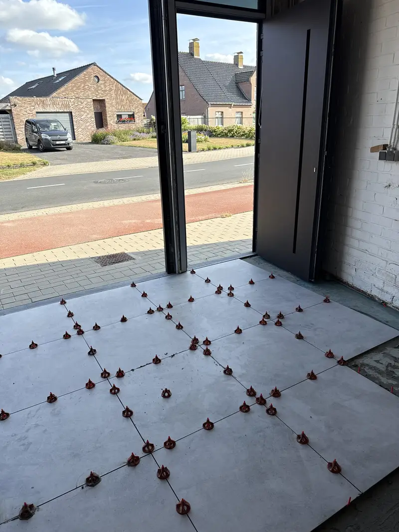 Een nieuwe tegelvloer voor een garage.