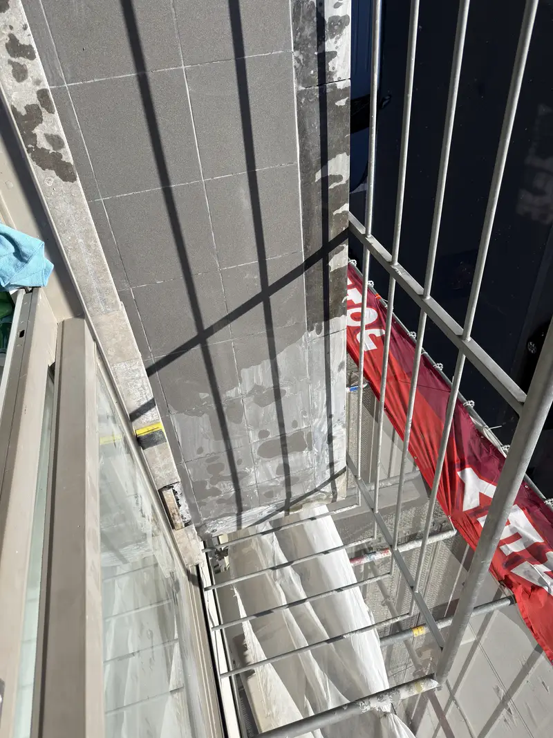 Een terras, voorzien van nieuwe tegels.