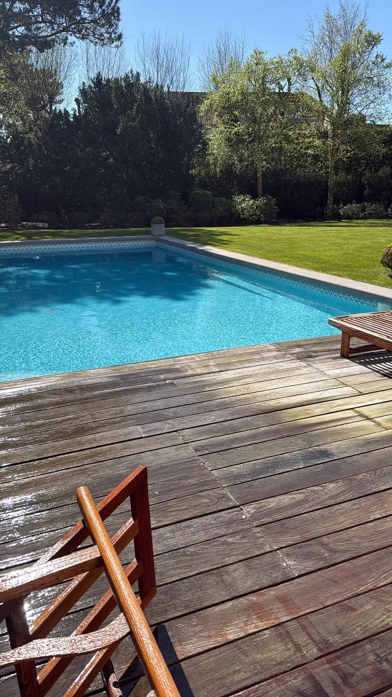 Terras bij zwembad gereinigd