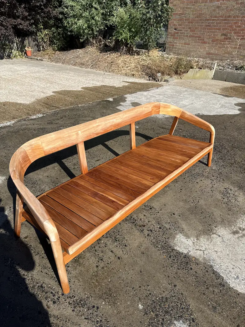Houten tuinmeubelen, gereinigd en opgefrist.