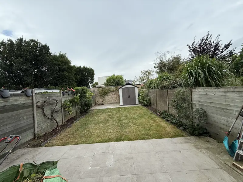 Een overgroeide tuin, opnieuw op orde gebracht.