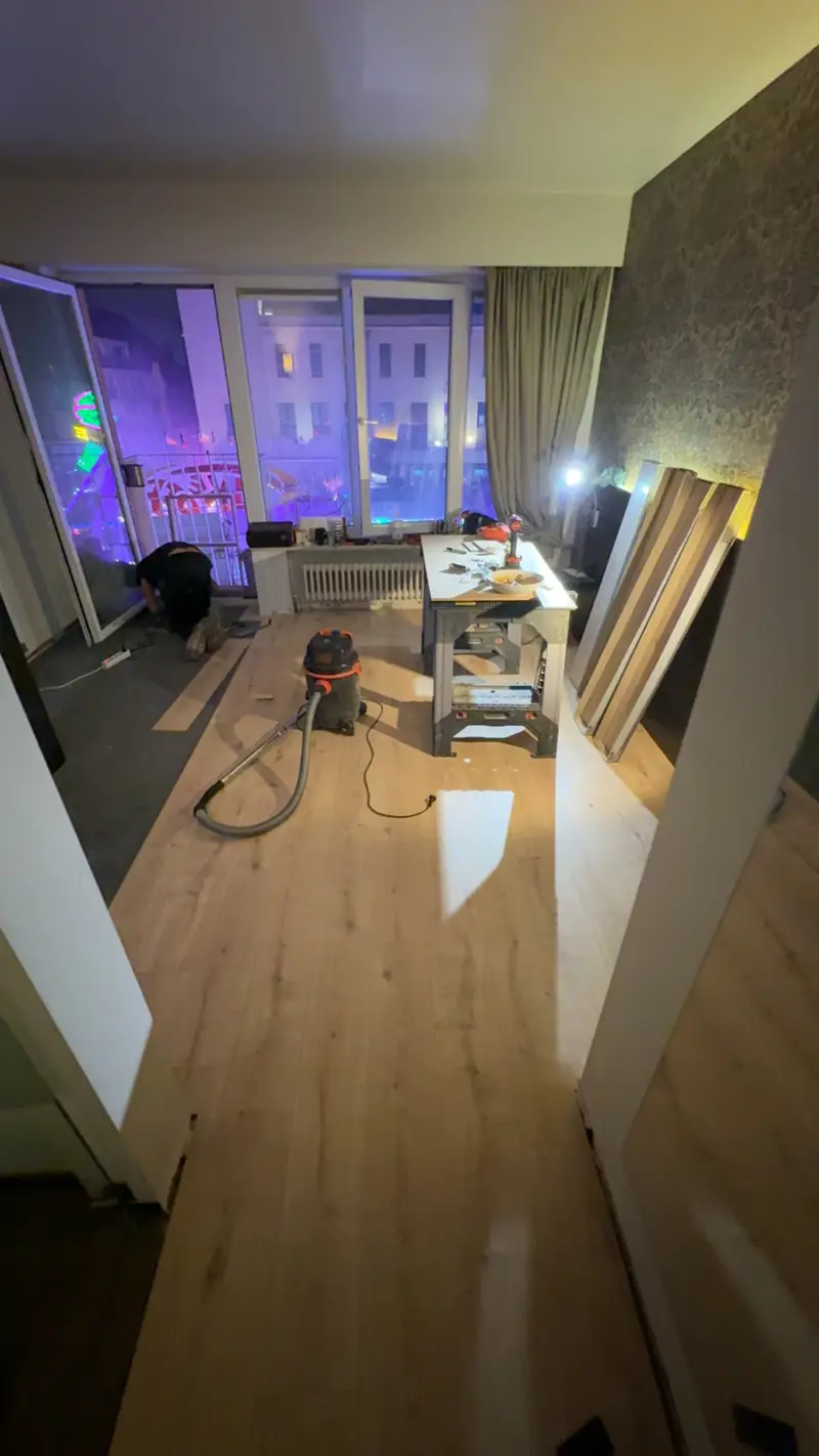Parket in een kamer en chape in een badkamer.