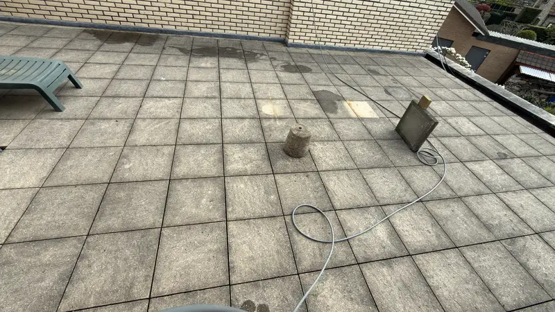 Reiniging van de terrassen en de tegels rond een pand.