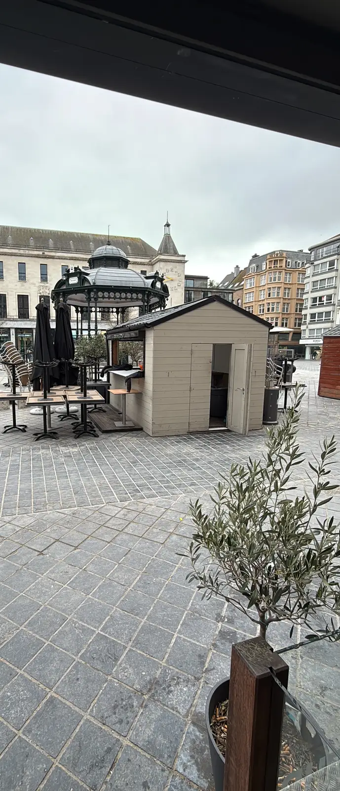 Opbouw van een zomerterras op het Wapenplein.